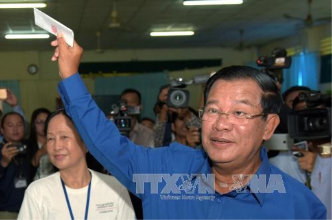 Chủ tịch đảng Nhân dân Campuchia (CPP) cầm quyền, Thủ tướng Hun Sen bỏ phiếu tại điểm bầu cử ở Kandal ngày 4/6. Ảnh: AFP/TTXVN